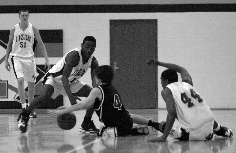 IMAGE: http://i129.photobucket.com/albums/p208/Lacks_focus/BasketBall29DEC06063.jpg?t=1167497452
