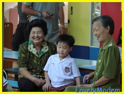 ใส่บาตรอหารแห้งที่ รงเรียน