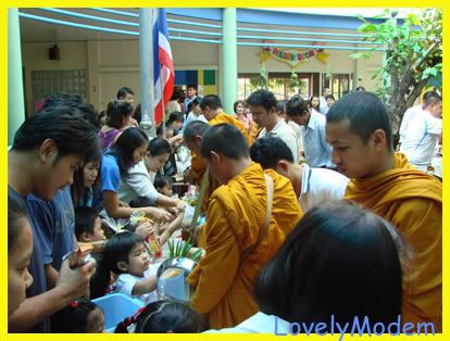 ใส่บาตรอหารแห้งที่ รงเรียน