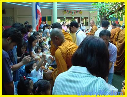 ใส่บาตรอหารแห้งที่ รงเรียน
