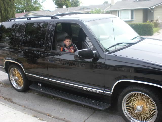 98 Tahoe lowered on 20inch wire wheels