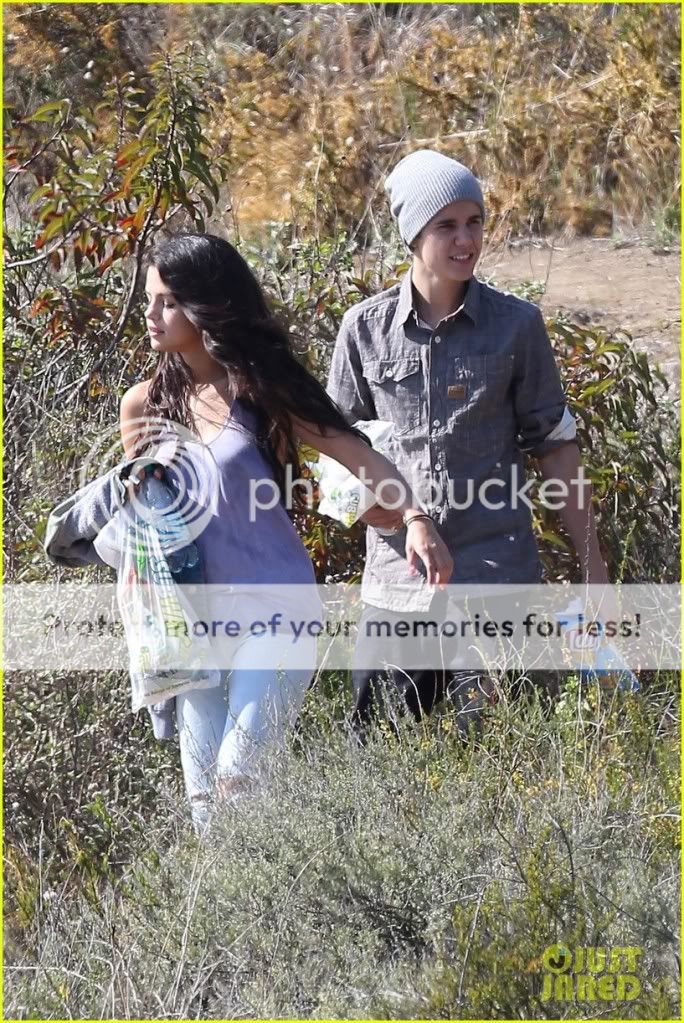 If I Can't Have Love I Want Power Streaming Queen Selena Gomez and Justin Bieber eating Subway on a picnic